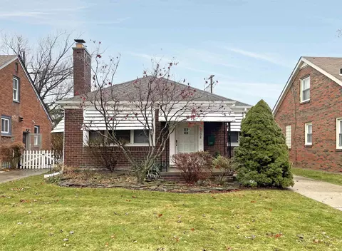 2108 Hunt Clb, Grosse Pointe Woods, MI 48236