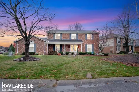 15562 N Royal Doulton, Clinton Township, MI 48038