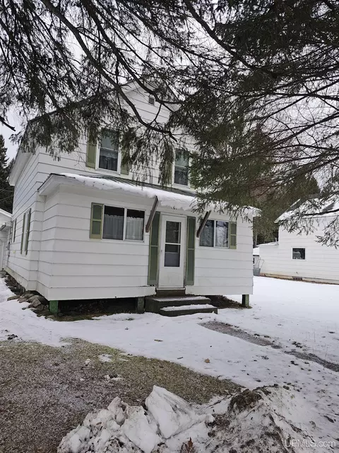 401 Ruby St, Iron River, MI 49935