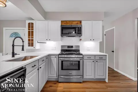 Kitchen - 13100 Shadybrook, Dewitt, MI 48820 photo 2 of 6