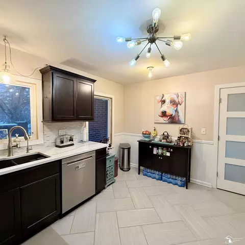 9068 Clover, Temperance, MI 48182 photo 11
