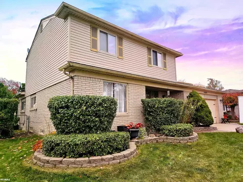 23819 W Fairway, Woodhaven, MI 48183