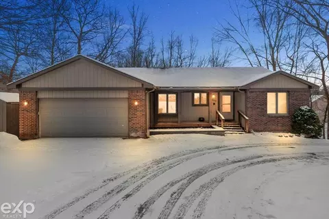 1260 Indian Lk, Lake Orion, MI 48362