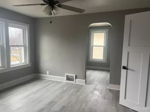 Living - 407 S 9th, Escanaba, MI 49829 photo 3 of 3