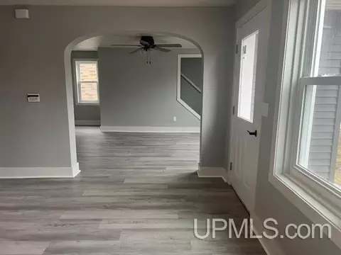 Entry Way - 407 S 9th, Escanaba, MI 49829 photo 2 of 2
