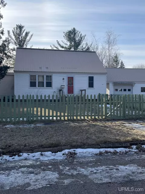 113 13th, Norway, MI 49870