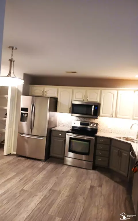 Kitchen - 2453 Sutton, Temperance, MI 48182 photo 2 of 3