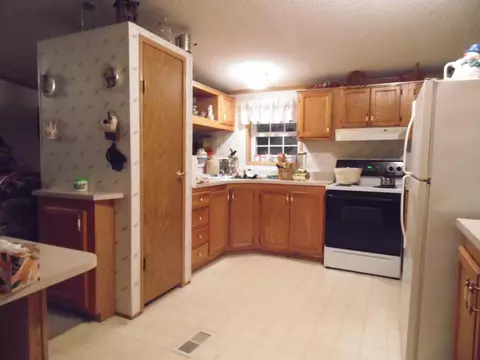 Kitchen - 1543 N Cedar Riv, Gladwin, MI 48624 photo 1 of 5
