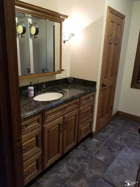 Bath - 811 Heiss, Monroe, MI 48162 photo 2 of 5