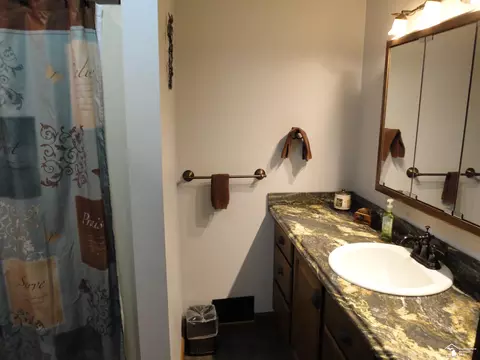 Bath - 811 Heiss, Monroe, MI 48162 photo 3 of 5