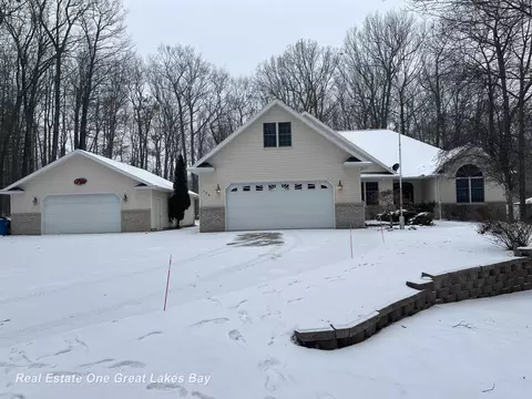 130 Oak Marr, Houghton Lake, MI 48629