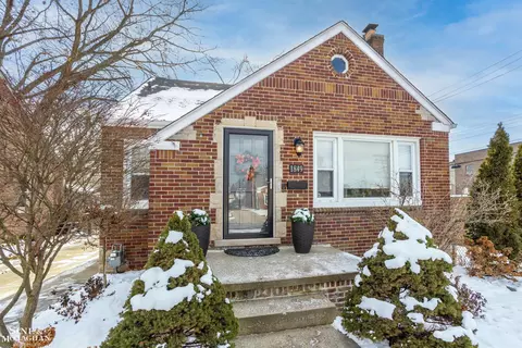 1849 Hampton Rd, Grosse Pointe Woods, MI 48236