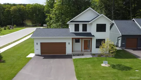 3401 Nuthatch, Marquette, MI 49855