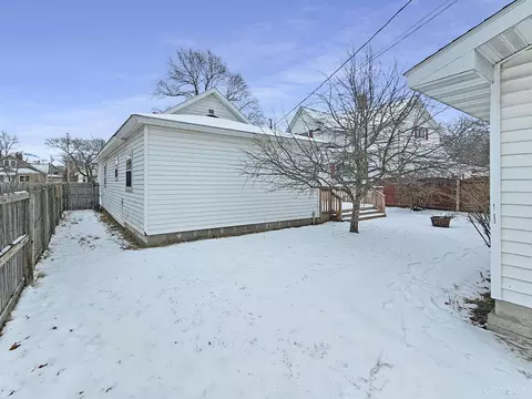 Exterior - 516 S 10th, Escanaba, MI 49829 photo 4 of 8
