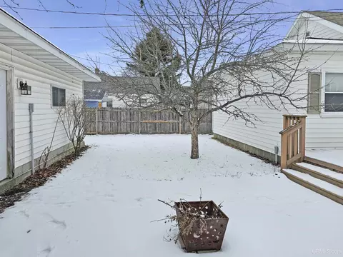 Exterior - 516 S 10th, Escanaba, MI 49829 photo 6 of 8