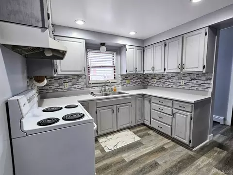 Kitchen - 516 S 10th, Escanaba, MI 49829 photo 2 of 3