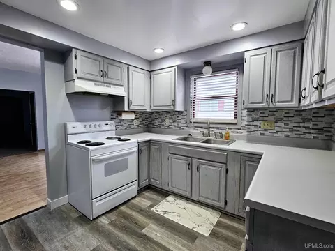 Kitchen - 516 S 10th, Escanaba, MI 49829 photo 1 of 3