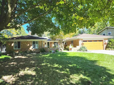 66 Clair Hill Dr, Rochester Hills, MI 48309