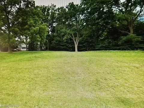 2780 Orchard Pl, Orchard Lake, MI 48324