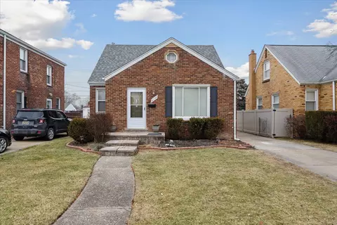 21183 Country Clb, Harper Woods, MI 48225