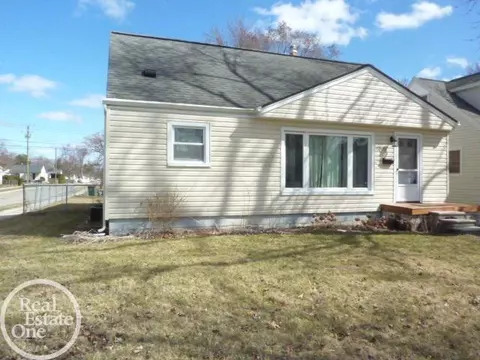 705 S Chocolay, Clawson, MI 48017