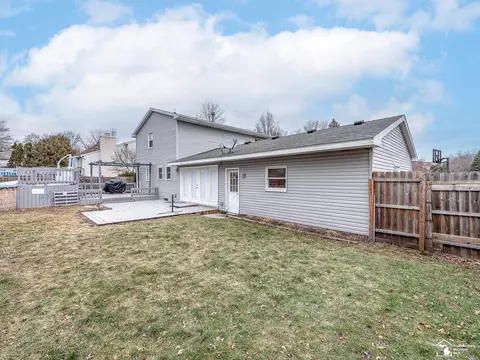 Exterior - 6697 Bennington, Temperance, MI 48182 photo 5 of 12