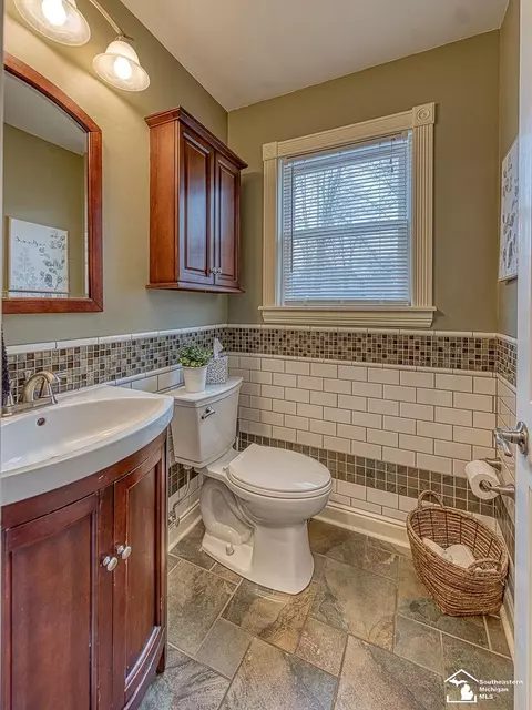 Bath - 6697 Bennington, Temperance, MI 48182 photo 2 of 5