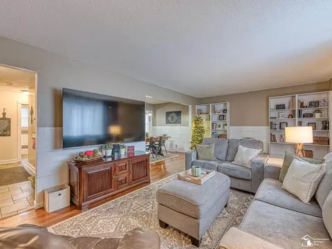Living - 6697 Bennington, Temperance, MI 48182 photo 2 of 4