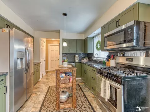 Kitchen - 6697 Bennington, Temperance, MI 48182 photo 2 of 4