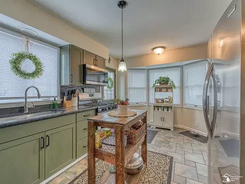 Kitchen - 6697 Bennington, Temperance, MI 48182 photo 4 of 4