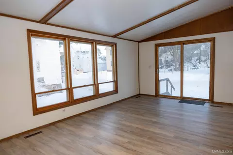 835 N N Pne, Ishpeming, MI 49849 photo 3