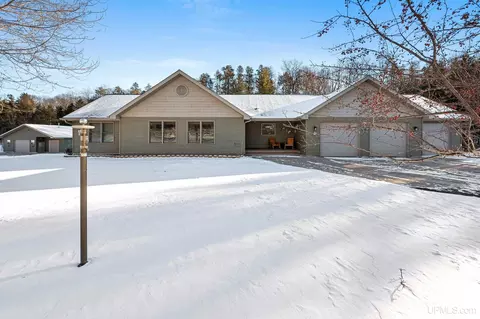 n3838 Turners Grade Road, Iron Mountain, MI 49801