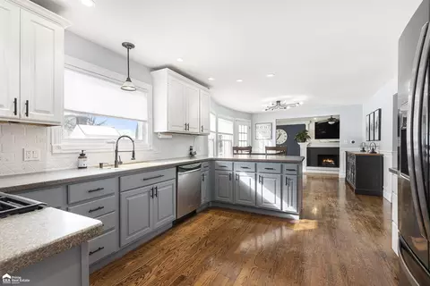 Kitchen - 3133 Beechtree, Flushing, MI 48433 photo 2 of 4