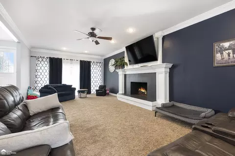 Living - 3133 Beechtree, Flushing, MI 48433 photo 2 of 3