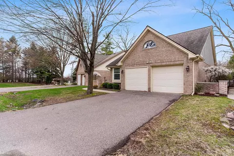 942 Whisperwood, Fenton, MI 48430