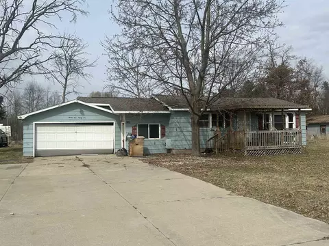 2195 E Cranberry Lk, Harrison, MI 48625