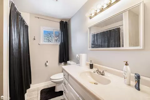 Bath - 5092 Mobile, Flint, MI 48507 photo 2 of 3
