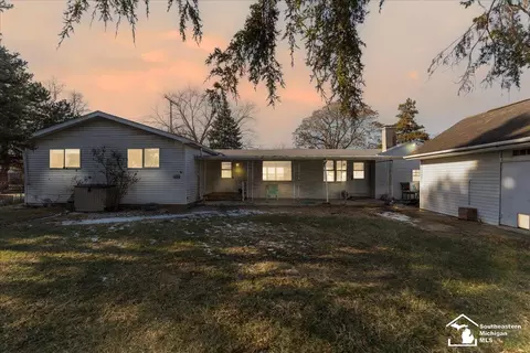 916 Harrison, Monroe, MI 48161