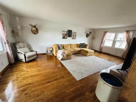Living - 4775 Hooks Ml, Adrian, MI 49221 photo 2 of 3