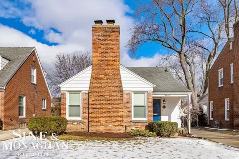 2040 Lochmoor, Grosse Pointe Woods, MI 48236
