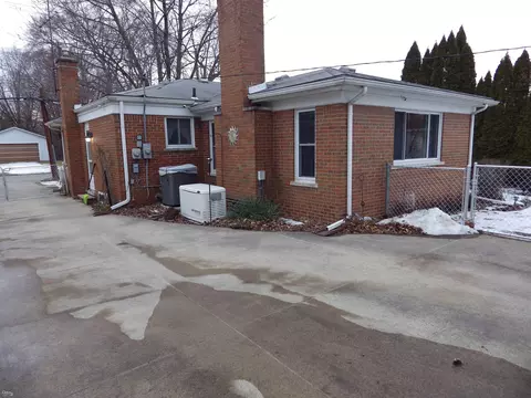 Exterior - 25828 Pine Vw, Warren, MI 48091 photo 4 of 8