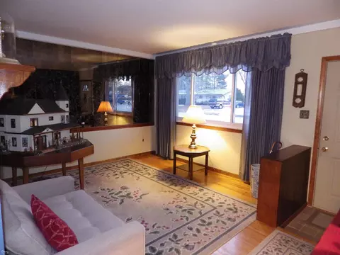 Living - 25828 Pine Vw, Warren, MI 48091 photo 1 of 4