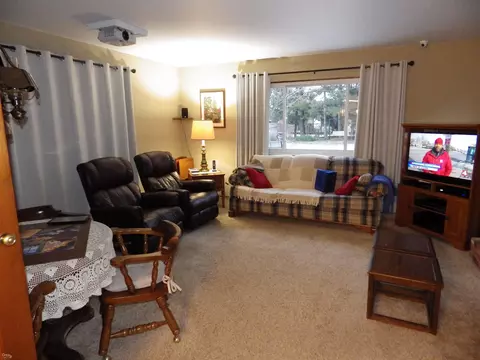 Living - 25828 Pine Vw, Warren, MI 48091 photo 2 of 4