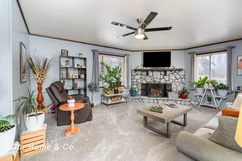 Living - 6289 Birchview, Saginaw, MI 48609 photo 2 of 3