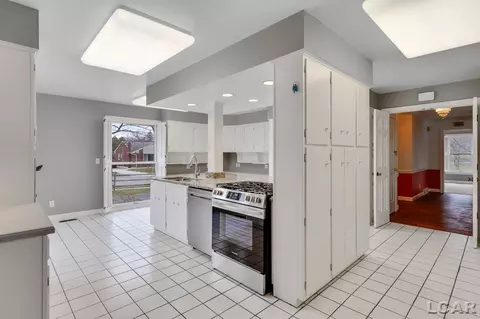 Kitchen - 565 Budlong, Adrian, MI 49221 photo 1 of 6