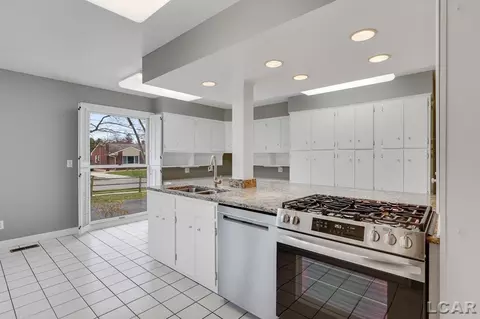 Kitchen - 565 Budlong, Adrian, MI 49221 photo 5 of 6