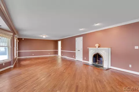 Living - 565 Budlong, Adrian, MI 49221 photo 3 of 7