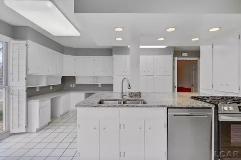 Kitchen - 565 Budlong, Adrian, MI 49221 photo 4 of 6