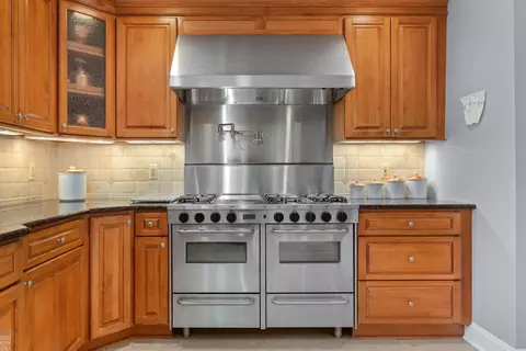 Kitchen - 1009 Yorkshire, Grosse Pointe Park, MI 48230 photo 2 of 2