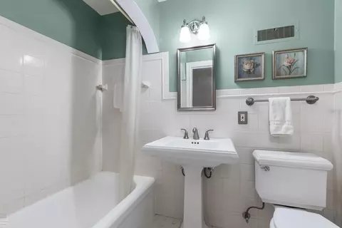 Bath - 1009 Yorkshire, Grosse Pointe Park, MI 48230 photo 3 of 4